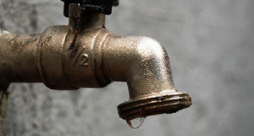 Una importante fuga impide la normalización del servicio de agua corriente