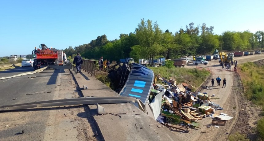 Murió un camionero al caer del puente del Río Luján en Ruta 6